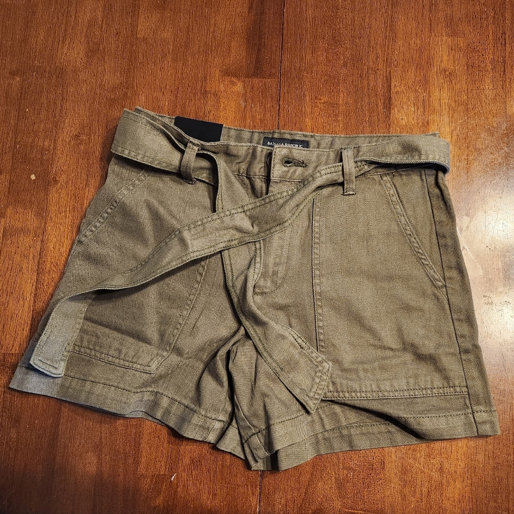 Banana Republic tie-waist utility short